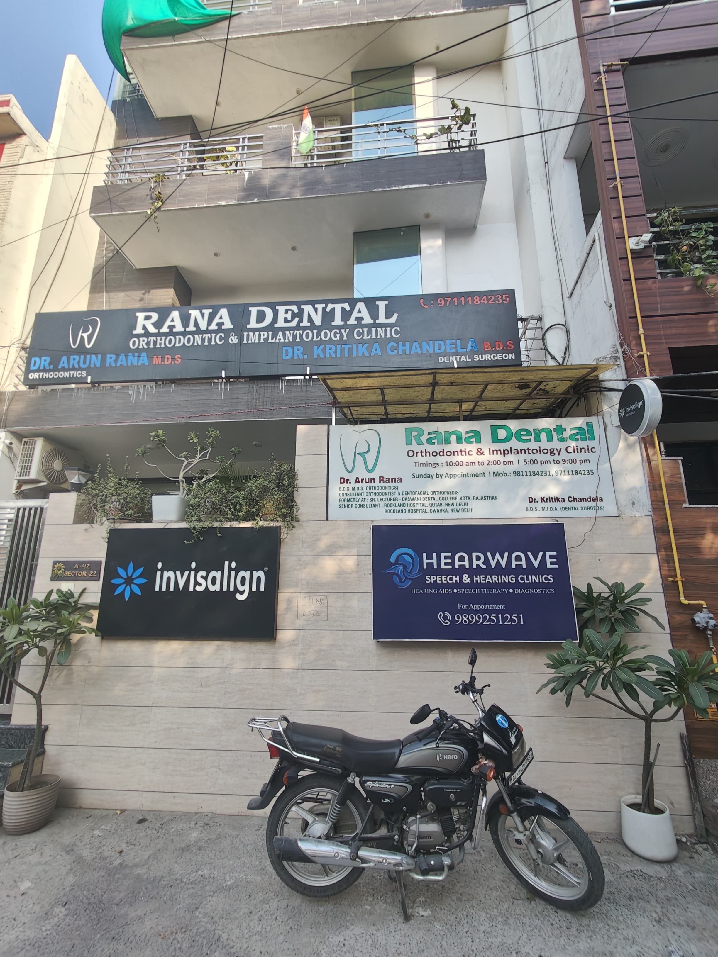 Hearwave certified audiologist conducting hearing test at Noida clinic